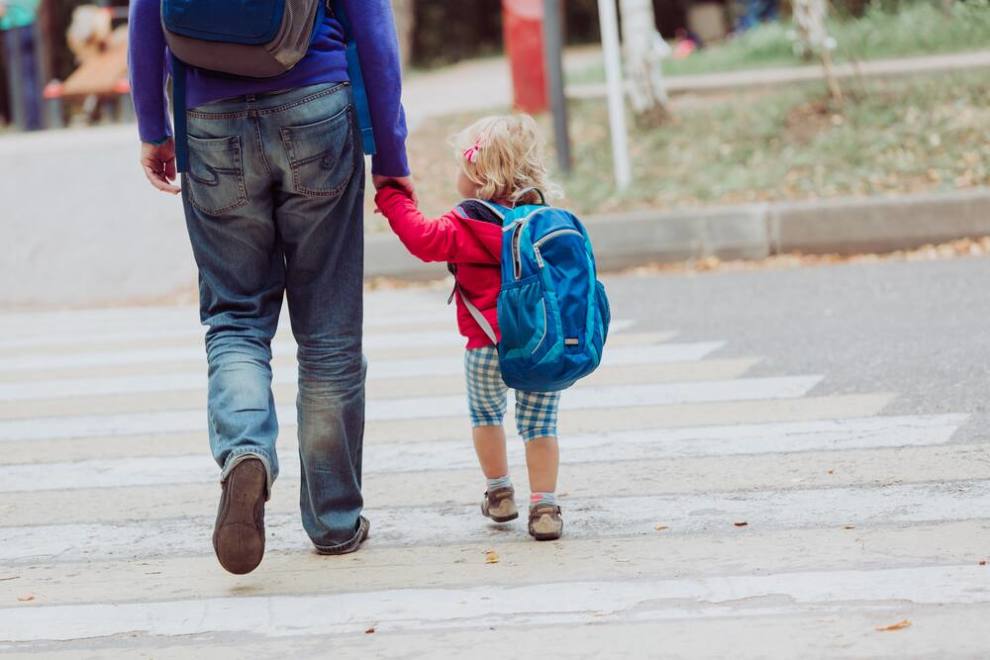 Bố mẹ tuyệt đối không nắm bàn tay con khi qua đường vì đó là vị trí trẻ dễ buông ra nhất, điều đơn giản nhưng 80% phụ huynh làm sai - Ảnh 3.