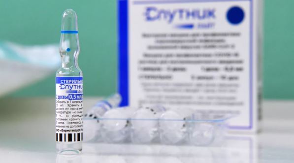 Vaccine xịt mũi của Nga chống lại tất cả các chủng virus SARS-CoV-2 - Ảnh 1.