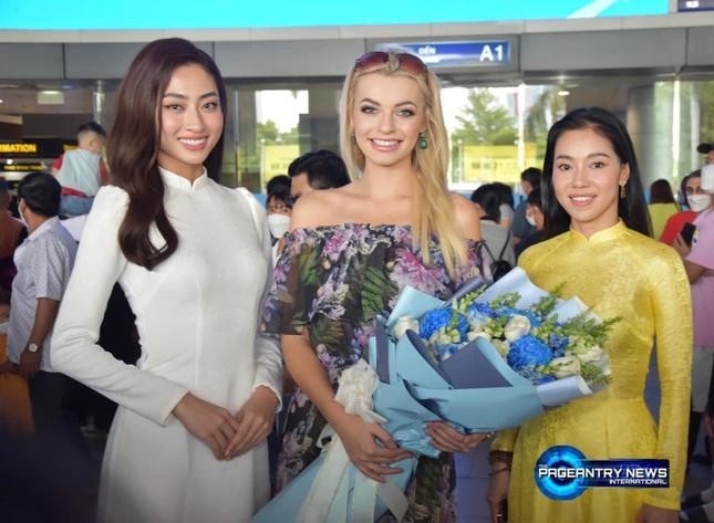 Choáng ngợp với nhan sắc 'tuyệt phẩm' của Hoa hậu đẹp nhất thế giới 2021 trong bốn ngày ở Việt Nam - Ảnh 1.