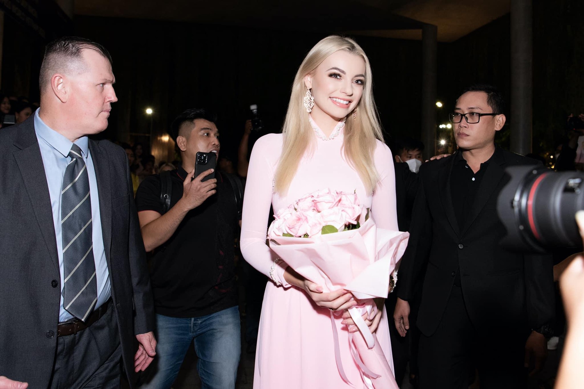 Choáng ngợp với nhan sắc 'tuyệt phẩm' của Hoa hậu đẹp nhất thế giới 2021 trong bốn ngày ở Việt Nam - Ảnh 5.