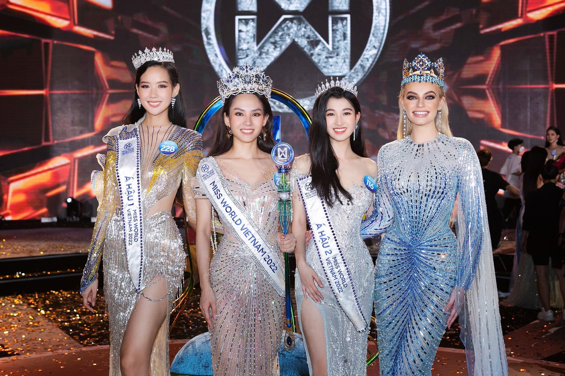 Choáng ngợp với nhan sắc 'tuyệt phẩm' của Hoa hậu đẹp nhất thế giới 2021 trong bốn ngày ở Việt Nam - Ảnh 13.