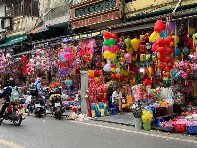 Phố Hàng Mã ''nhuộm đỏ'' trước thềm trung thu: Đồ chơi, đồ trang trí cực đa dạng, giá chỉ từ 15.000 VNĐ - Ảnh 3.