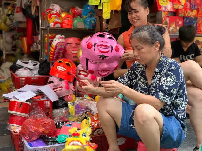 Phố Hàng Mã ''nhuộm đỏ'' trước thềm trung thu: Đồ chơi, đồ trang trí cực đa dạng, giá chỉ từ 15.000 VNĐ - Ảnh 7.