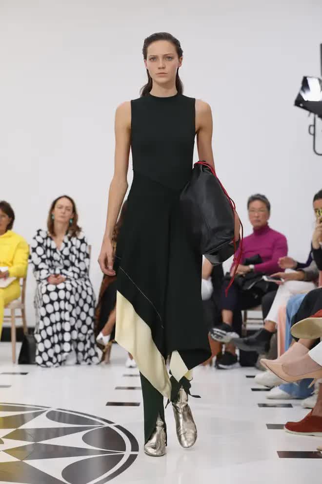 Lý do khiến thương hiệu thời trang của Victoria Beckham thua lỗ thảm hại - Ảnh 3. Lý do khiến thương hiệu thời trang của Victoria Beckham thua lỗ thảm hại - Ảnh 3.