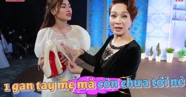 Soi Hòa Minzy, Nhã Phương và dàn mỹ nhân Việt &quot;hack&quot; chiều cao với giày siêu cao khổng lồ - Ảnh 4.