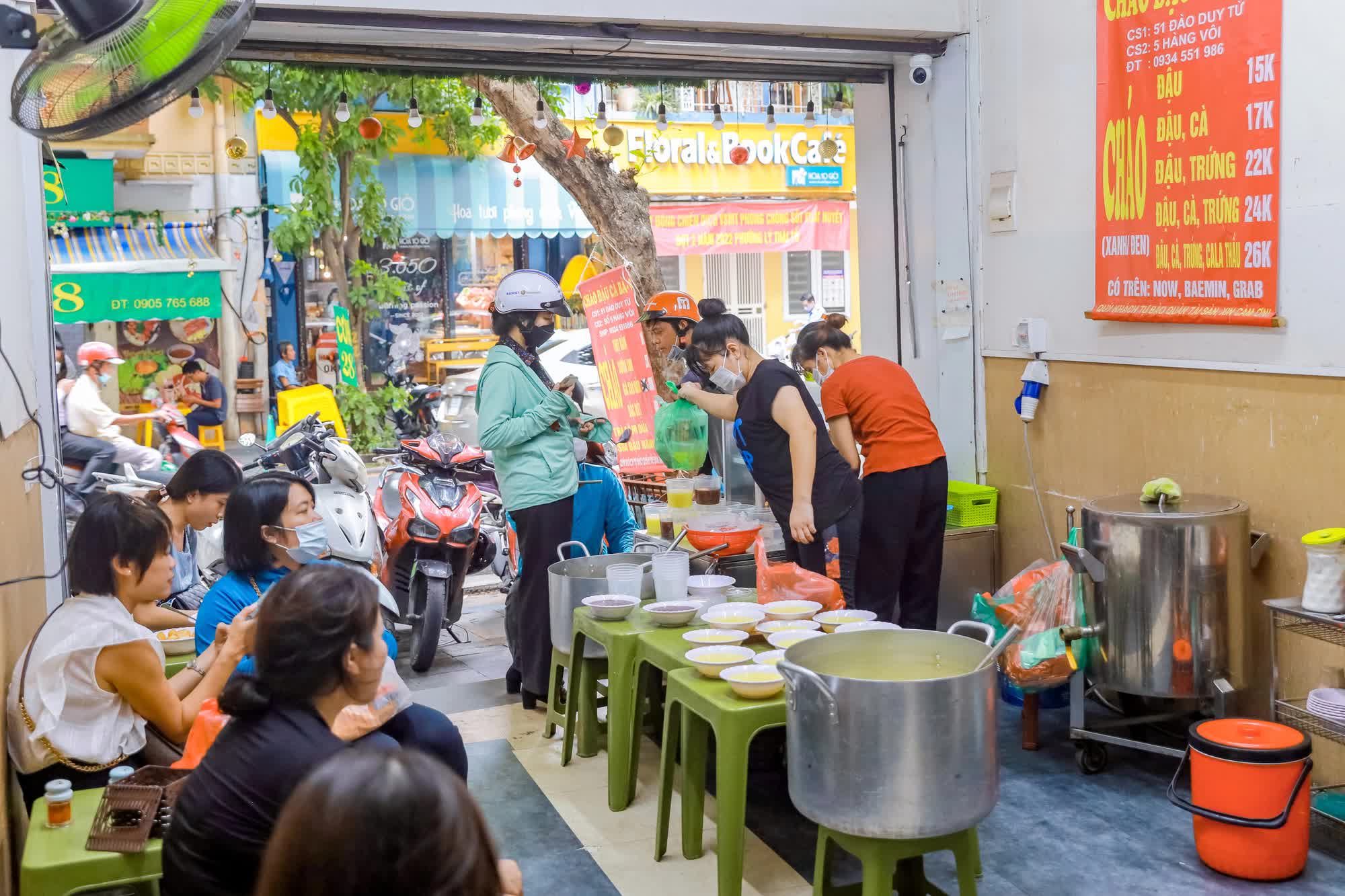 Quán cháo cà đậu gần 20 năm trên phố cổ Hà Nội - Ảnh 6. Quán cháo cà đậu gần 20 năm trên phố cổ Hà Nội - Ảnh 6.