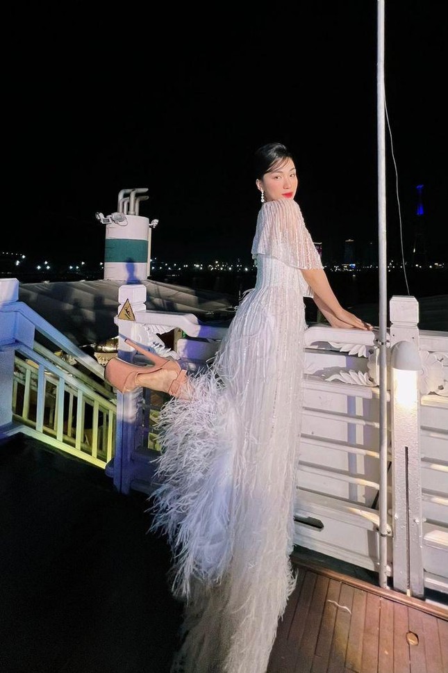 Soi Hòa Minzy, Nhã Phương và dàn mỹ nhân Việt &quot;hack&quot; chiều cao với giày siêu cao khổng lồ - Ảnh 2.