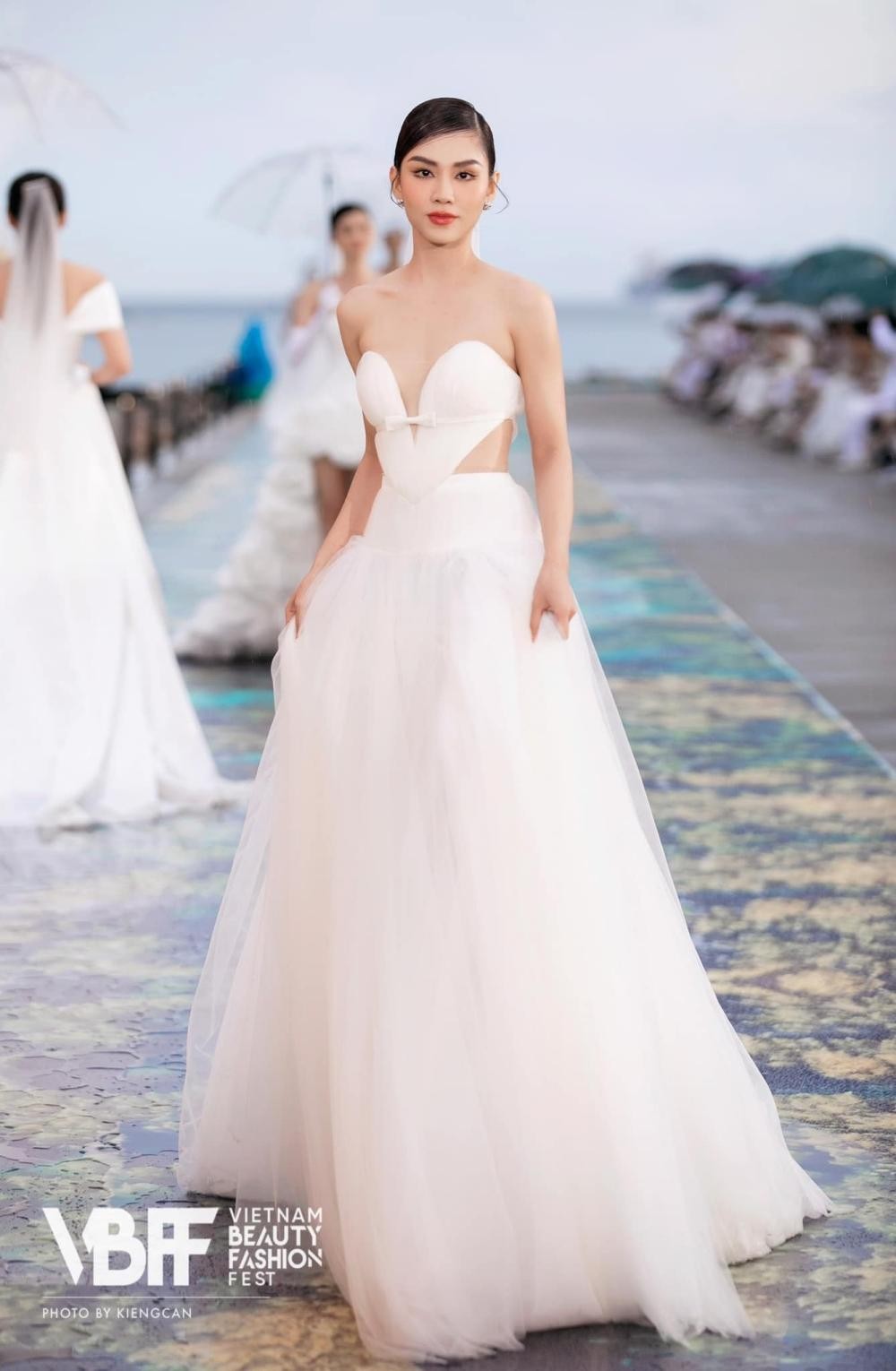 Hoa hậu Mai Phương cực khéo chọn đầm dạ hội, thiết kế nào cũng tôn dáng tuyệt đối - Ảnh 3.