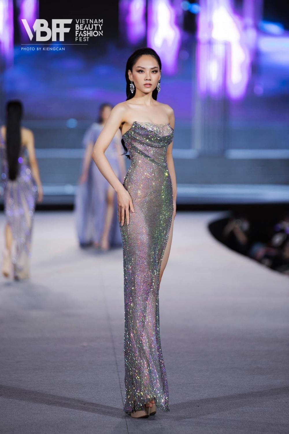 Hoa hậu Mai Phương cực khéo chọn đầm dạ hội, thiết kế nào cũng tôn dáng tuyệt đối - Ảnh 4.