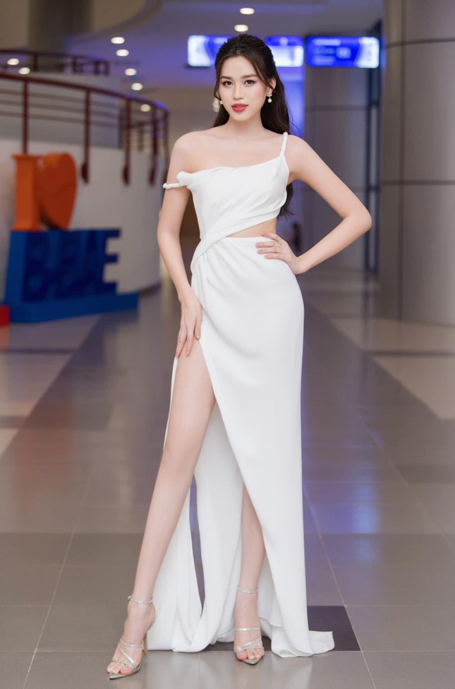 Đỗ Thị Hà diện váy cut-out nóng bỏng, trở về nơi đầu tiên tự học catwalk trước khi đi thi Hoa hậu - Ảnh 1.