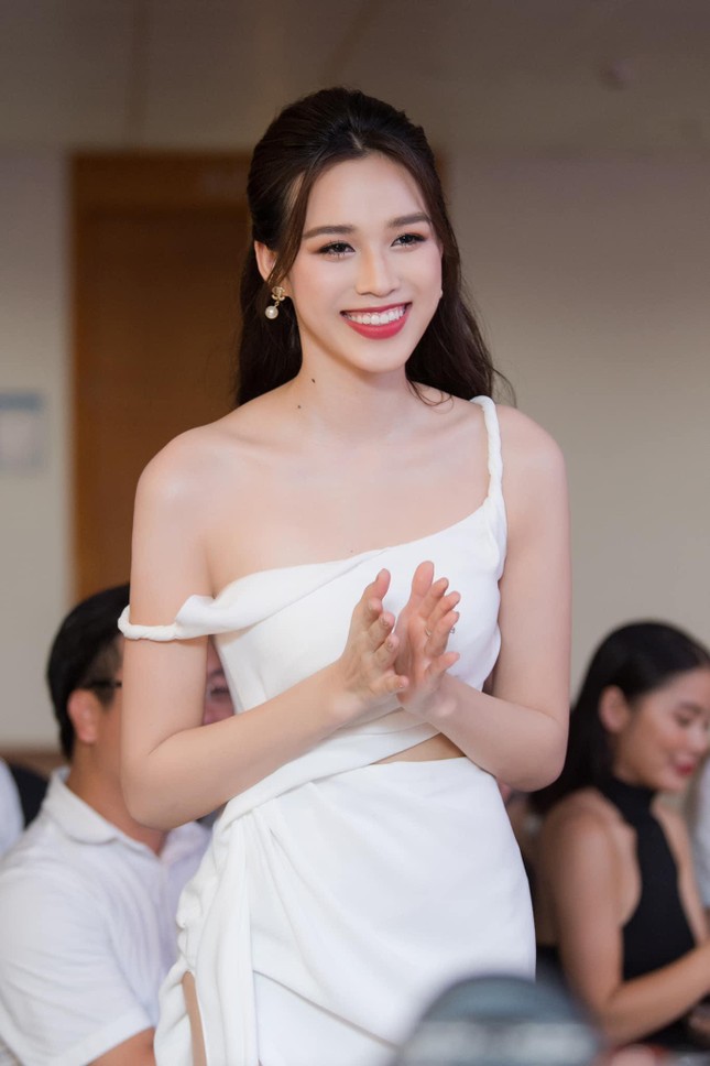 Đỗ Thị Hà diện váy cut-out nóng bỏng, trở về nơi đầu tiên tự học catwalk trước khi đi thi Hoa hậu - Ảnh 3.