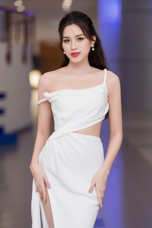 Đỗ Thị Hà diện váy cut-out nóng bỏng, trở về nơi đầu tiên tự học catwalk trước khi đi thi Hoa hậu - Ảnh 5.