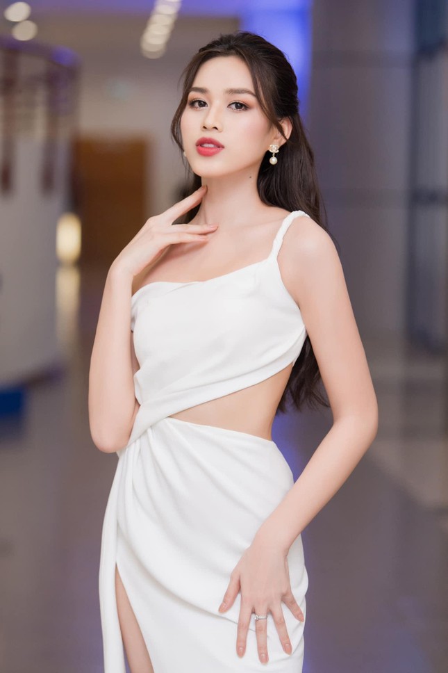 Đỗ Thị Hà diện váy cut-out nóng bỏng, trở về nơi đầu tiên tự học catwalk trước khi đi thi Hoa hậu - Ảnh 6.