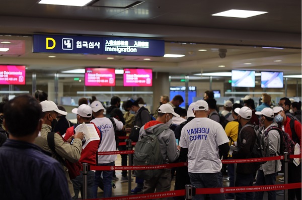 Hàn Quốc bắt 642 người nước ngoài làm việc bất hợp pháp, có 49 người Việt - Ảnh 1.