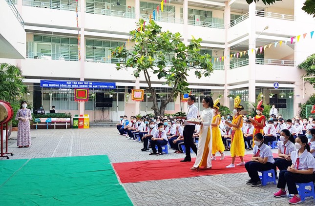 Học sinh TPHCM có phải mang khẩu trang khi bước vào năm học mới? - Ảnh 1.