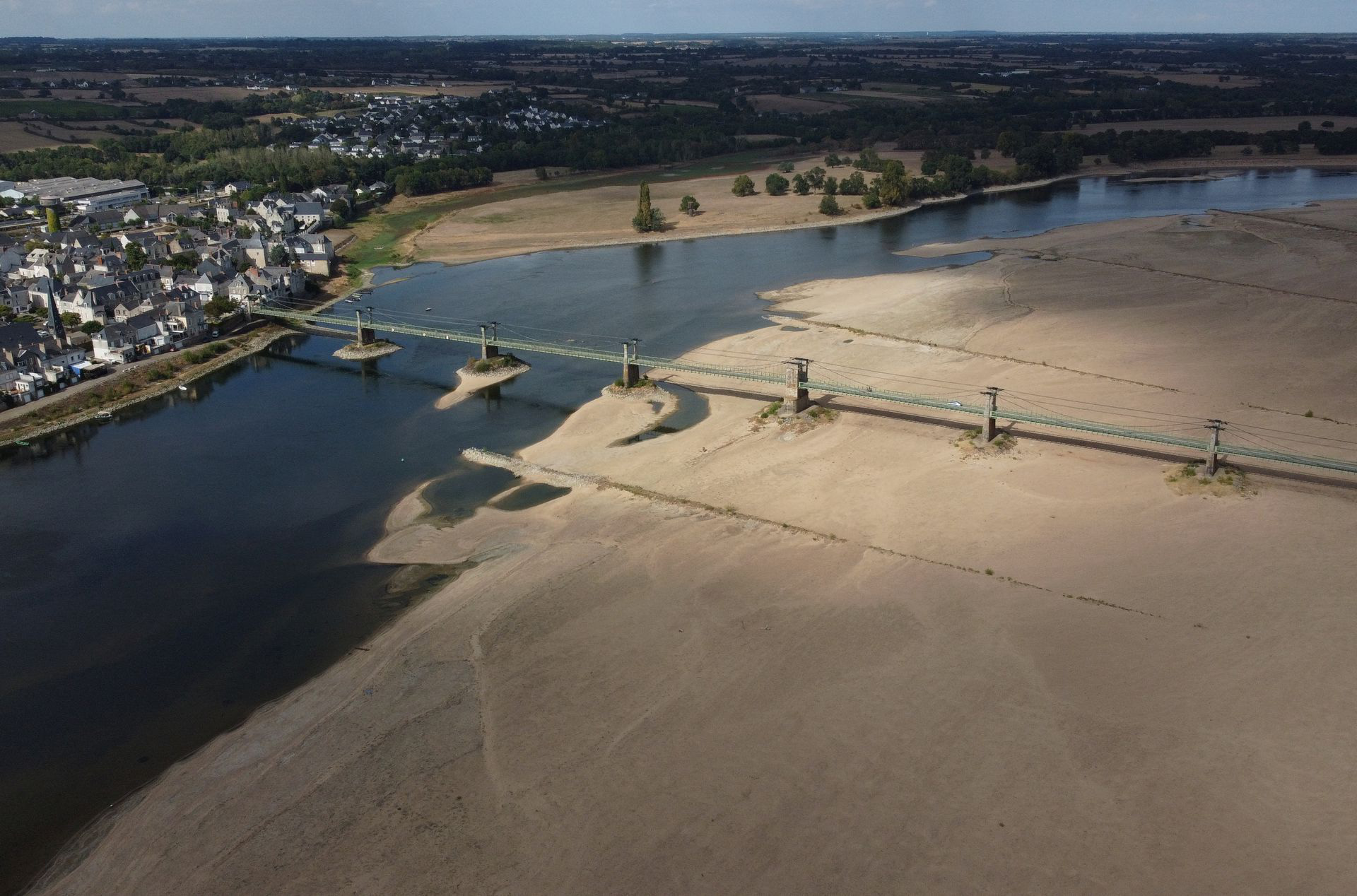 Pháp: Nước sông Loire xuống mức thấp lịch sử, người dân có thể đi bộ qua lòng sông - Ảnh 3.