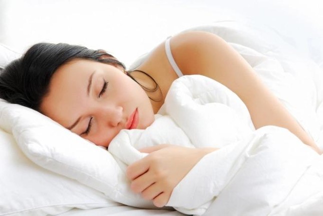 Những thói quen cực xấu khi ngủ có thể gây liệt nửa mặt, khiến bạn già 'cực nhanh' trong một đêm - Ảnh 2.