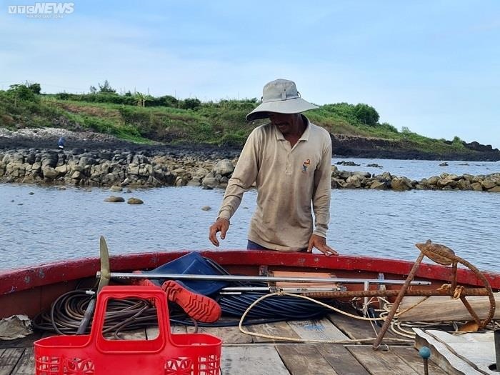 Ảnh: Lặn biển 'săn' nhum, ngư dân Quảng Ngãi phấn khởi thu bạc triệu - Ảnh 3.