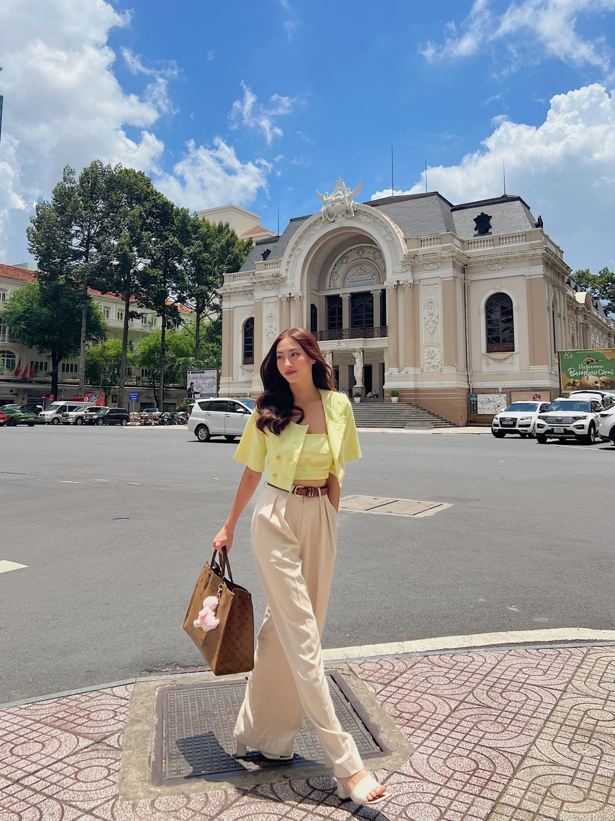 Hoa hậu Lương Thùy Linh lên đồ 'cực chất', khoe dáng chuẩn fashionista trên phố - Ảnh 2. Hoa hậu Lương Thùy Linh lên đồ 'cực chất', khoe dáng chuẩn fashionista trên phố - Ảnh 2.