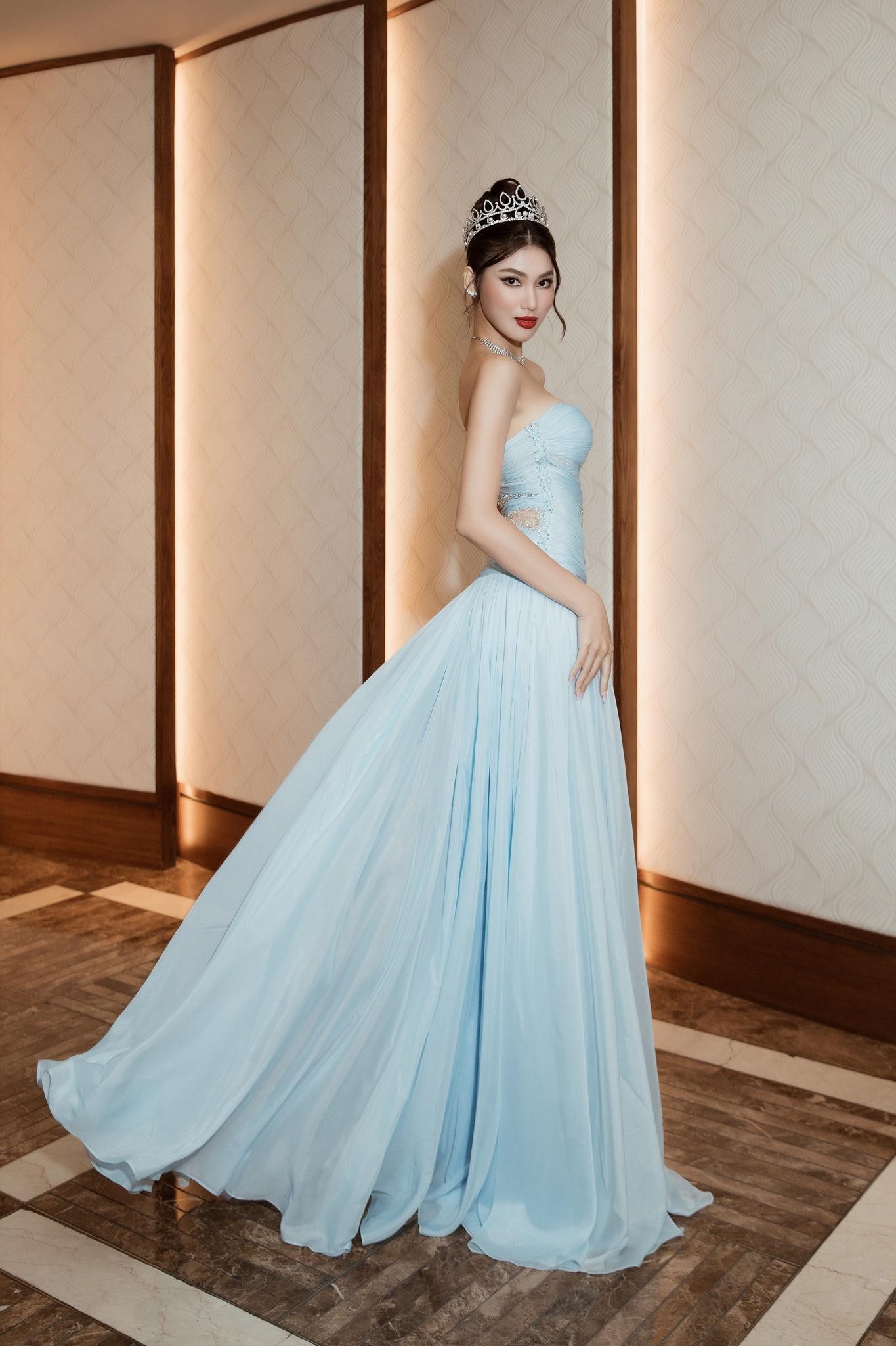 Hoa hậu Mai Phương xinh đẹp quyến rũ khi đụng váy cut-out với Á hậu Ngọc Thảo - Ảnh 5. Hoa hậu Mai Phương xinh đẹp quyến rũ khi đụng váy cut-out với Á hậu Ngọc Thảo - Ảnh 5.