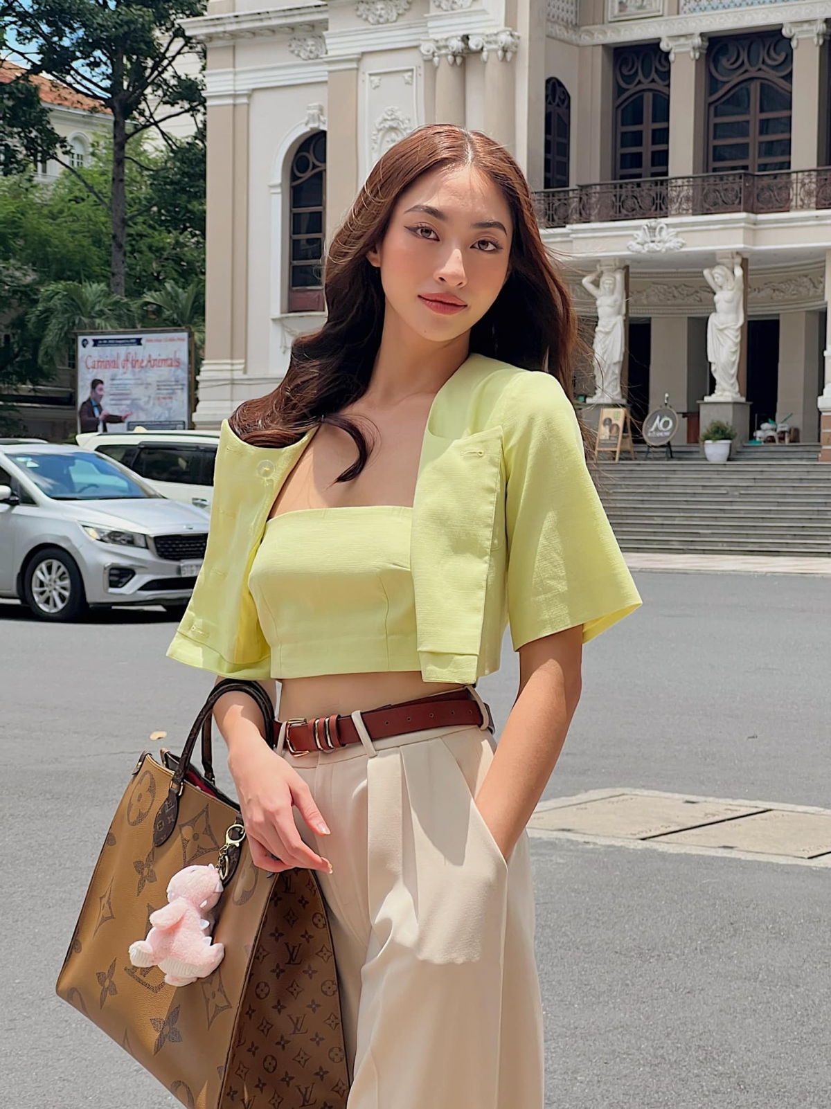Hoa hậu Lương Thùy Linh lên đồ 'cực chất', khoe dáng chuẩn fashionista trên phố - Ảnh 3.