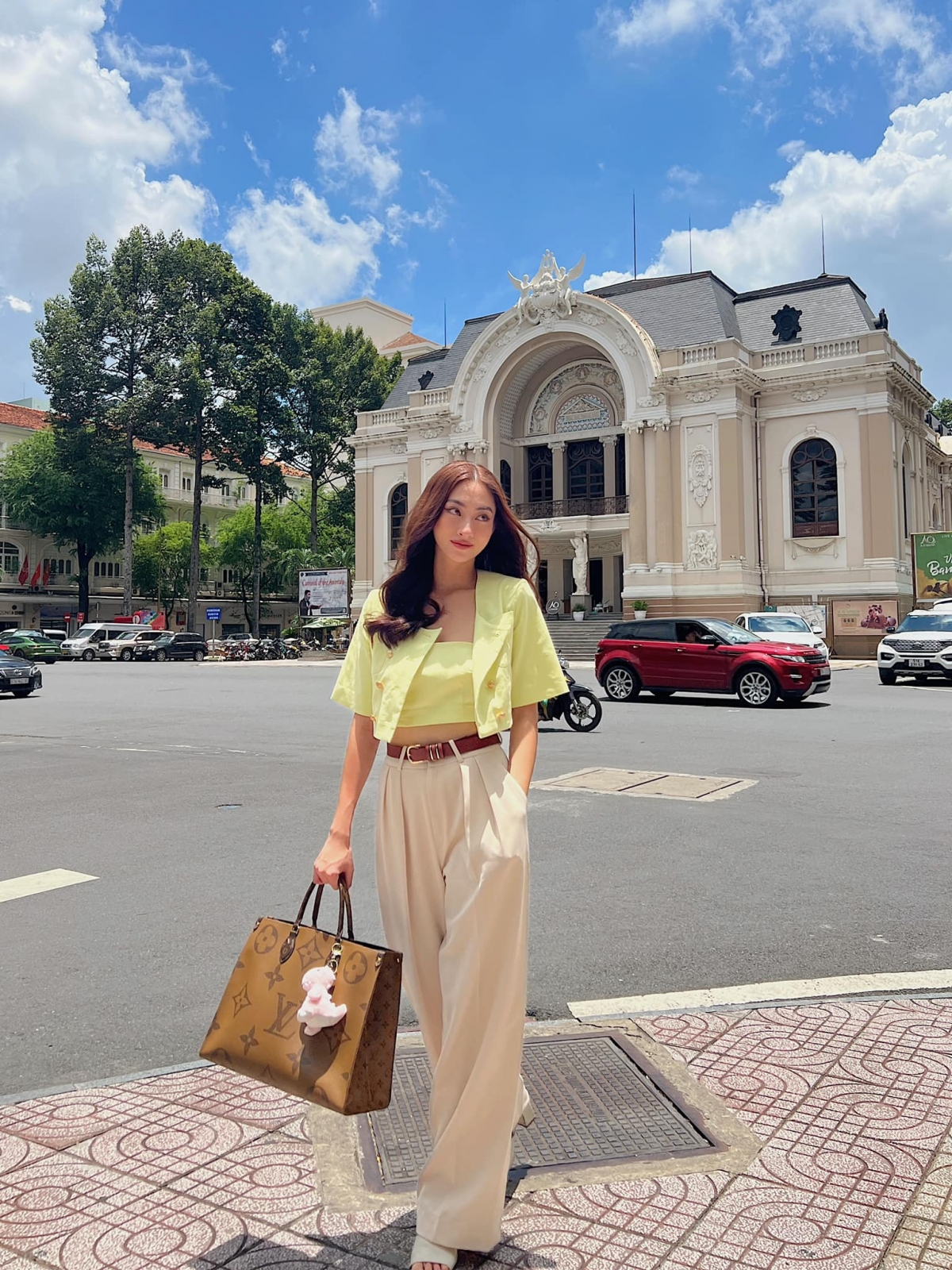 Hoa hậu Lương Thùy Linh lên đồ 'cực chất', khoe dáng chuẩn fashionista trên phố - Ảnh 4.
