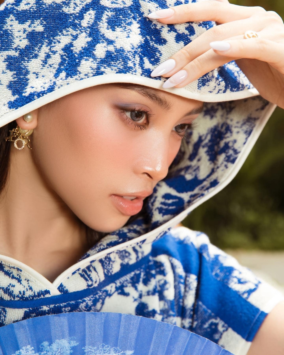 Hoa hậu Tiểu Vy đẹp kiêu sa với trang phục sắc xanh chủ đạo - Ảnh 4.