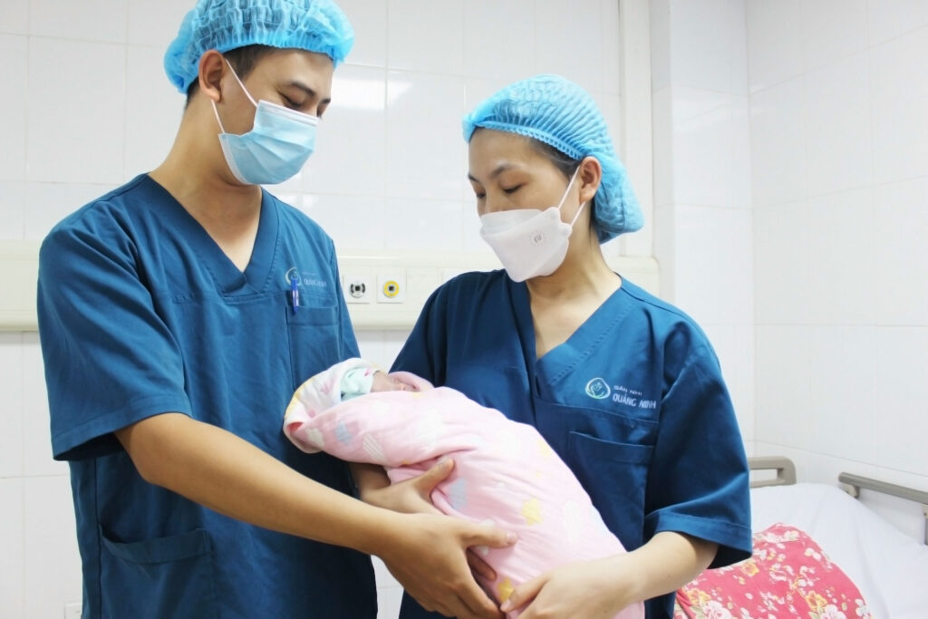 Cứu sống bé sơ sinh non chỉ nặng 700 gram, mắc nhiều bệnh lý nguy hiểm - Ảnh 3.