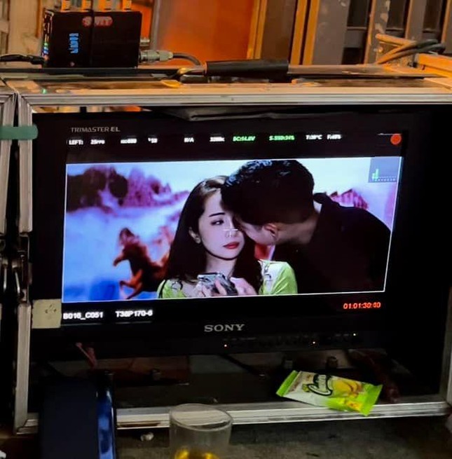 Minh Hoàng phải xoa dịu bạn gái vì cảnh hôn 'cháy màn hình' với Quỳnh Nga - Ảnh 1.