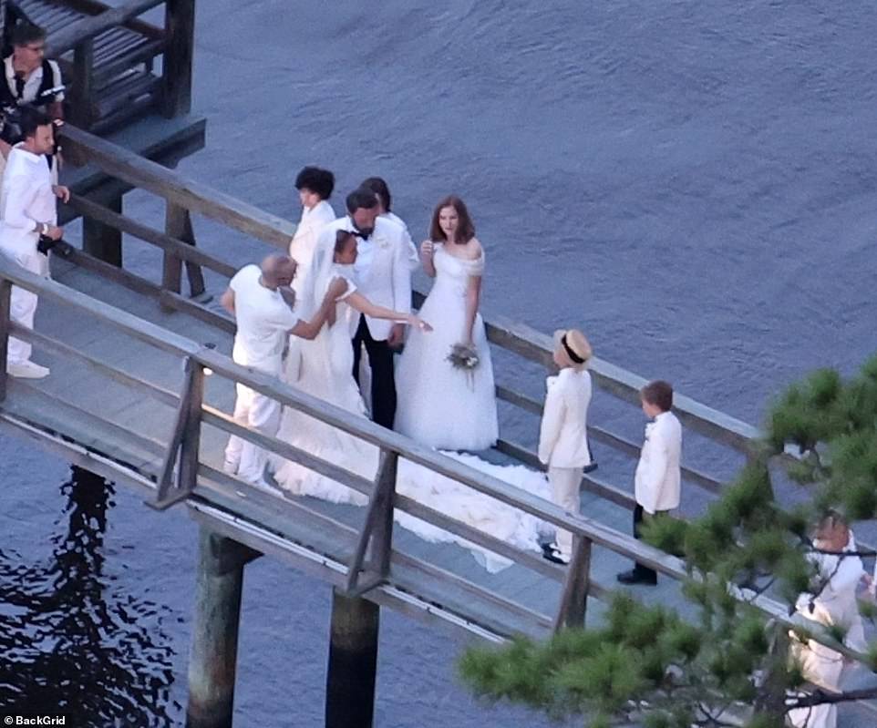 Toàn cảnh đám cưới xa hoa tại đồn điền 8,9 triệu USD của Ben Affleck - Ảnh 7.