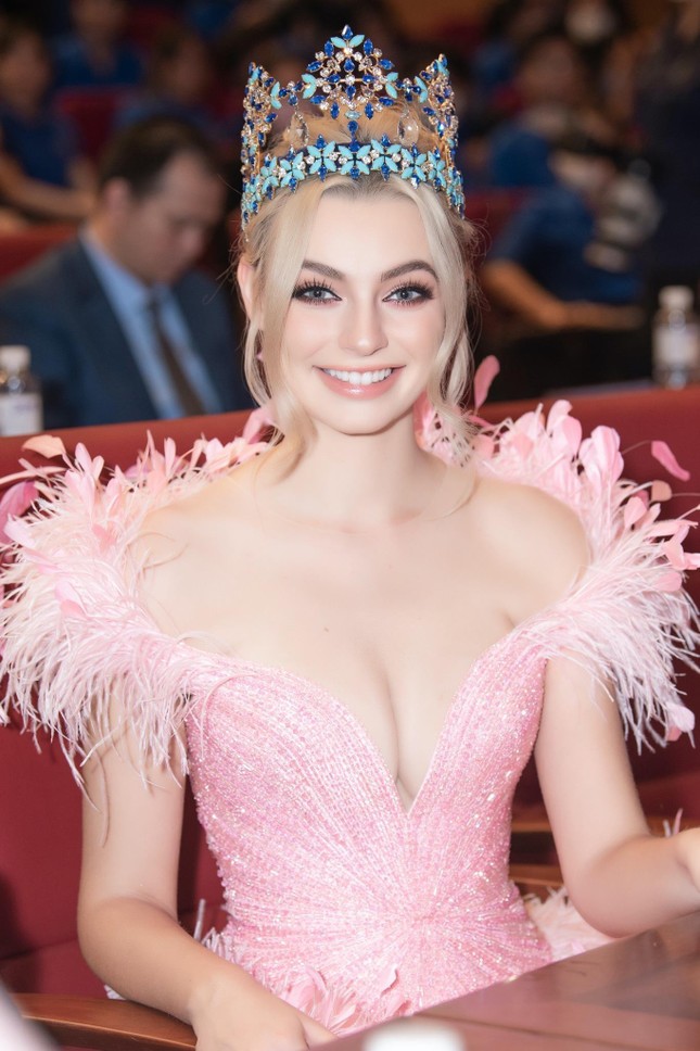 Hoa hậu đẹp nhất thế giới 2021 choáng ngợp vì được hoá thành công chúa Elsa lộng lẫy khi ở Việt Nam - Ảnh 1.