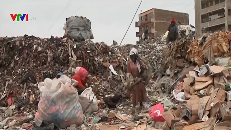 Người nhặt rác ở Kenya đối mặt nguy cơ ung thư và vô sinh vì khí độc - Ảnh 2.
