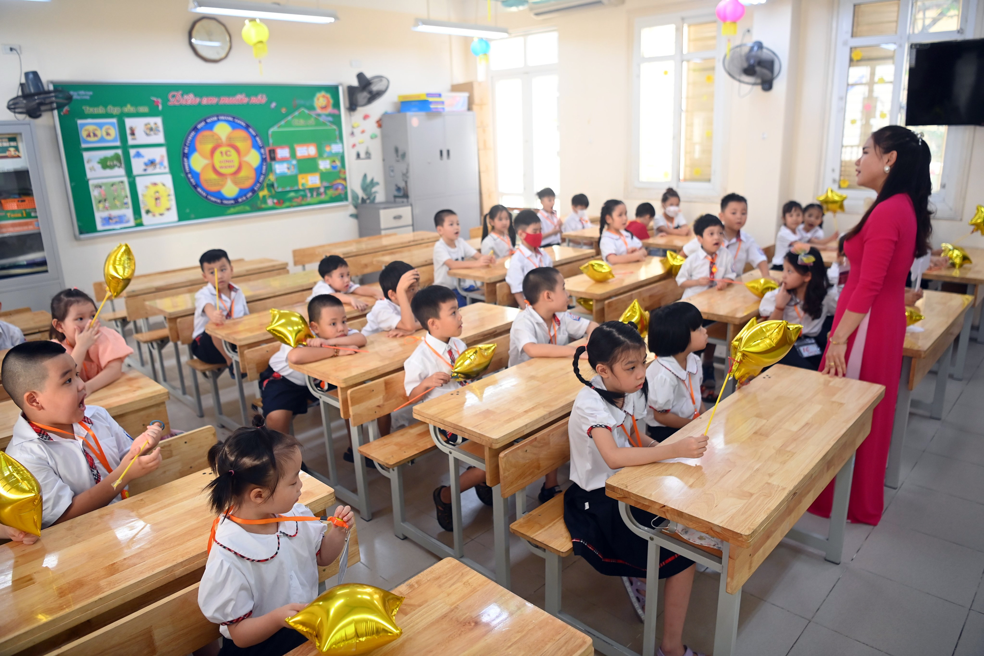 ẢNH học sinh lớp 1 Hà Nội ngày đầu đến trường: Vừa háo hức vừa mếu máo đòi về! - Ảnh 10.