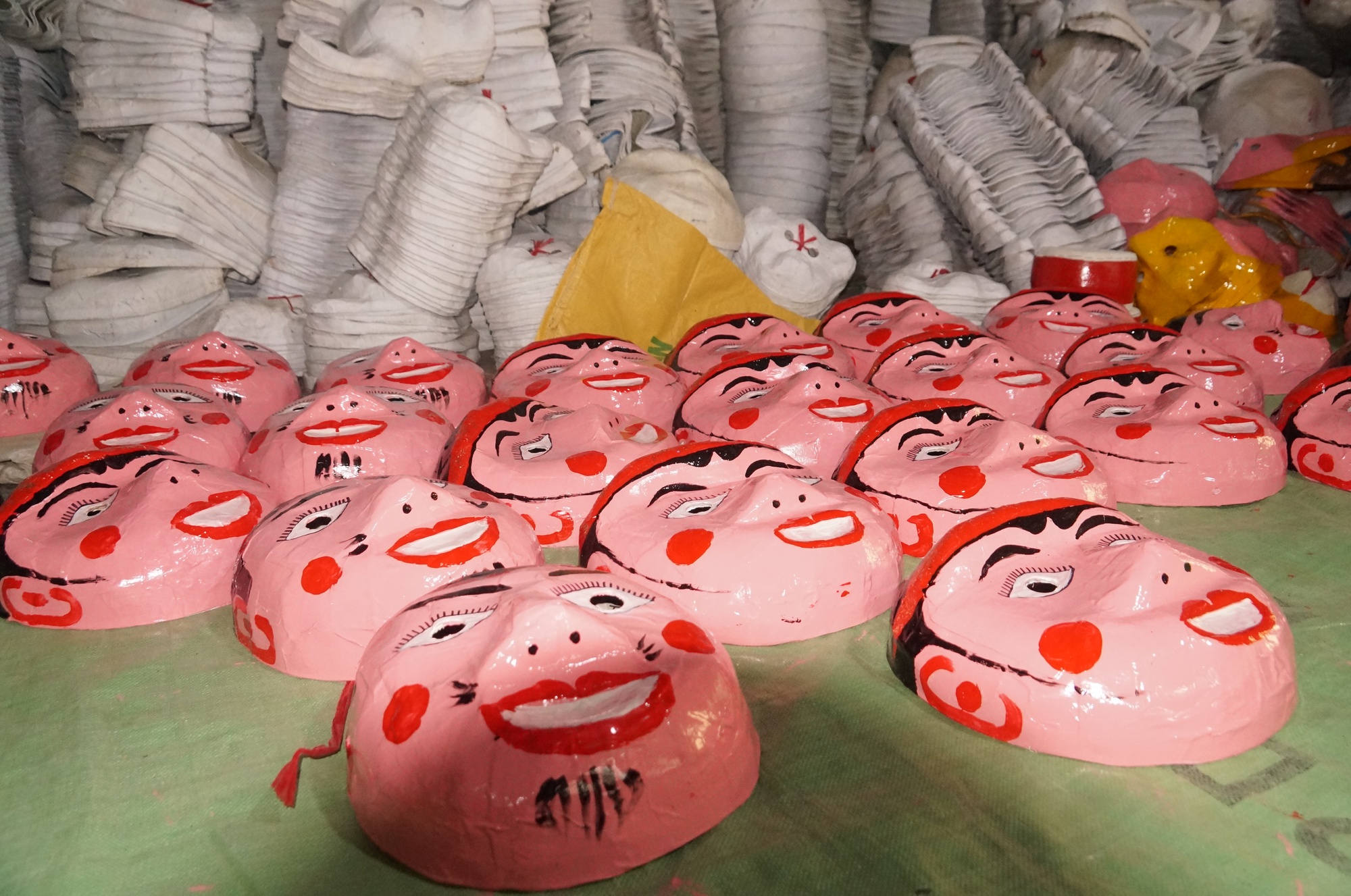 Mục sở thị nơi chế tạo hàng nghìn chiếc mặt nạ đồ chơi trung thu - Ảnh 6.