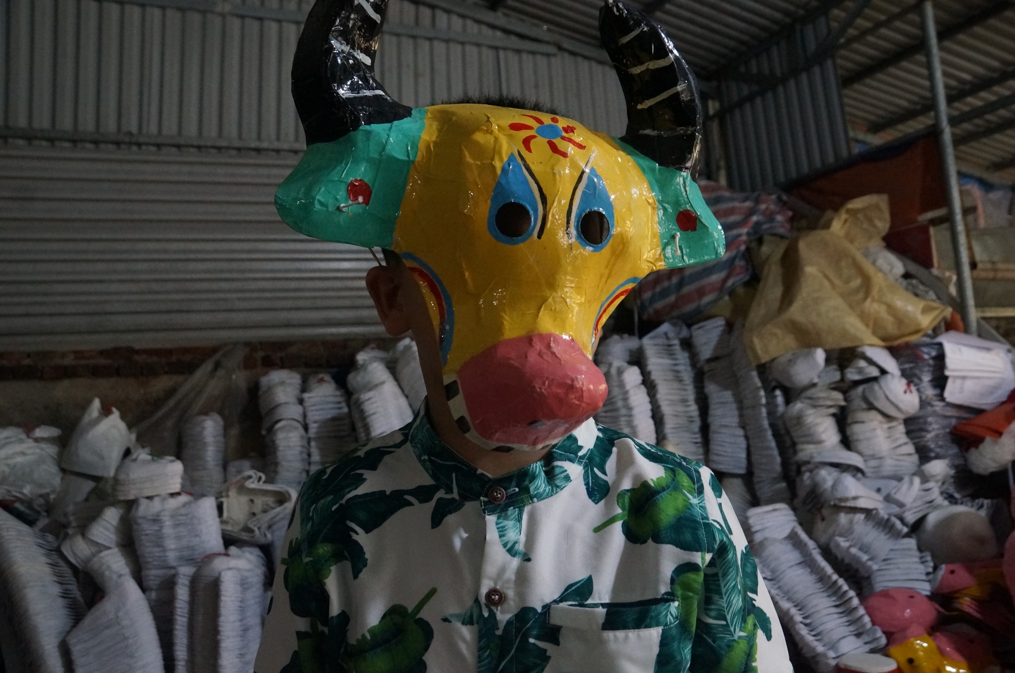 Mục sở thị nơi chế tạo hàng nghìn chiếc mặt nạ đồ chơi trung thu - Ảnh 9.