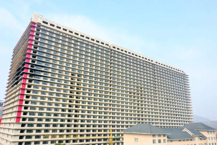 Lạ lùng 'khách sạn lợn' cao hàng chục tầng ở Trung Quốc - Ảnh 1.