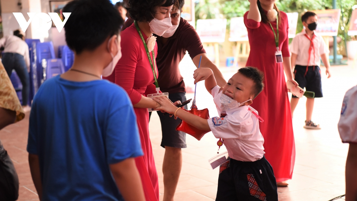 Học sinh lớp 1 ở Hà Nội bỡ ngỡ trong ngày tựu trường - Ảnh 15.