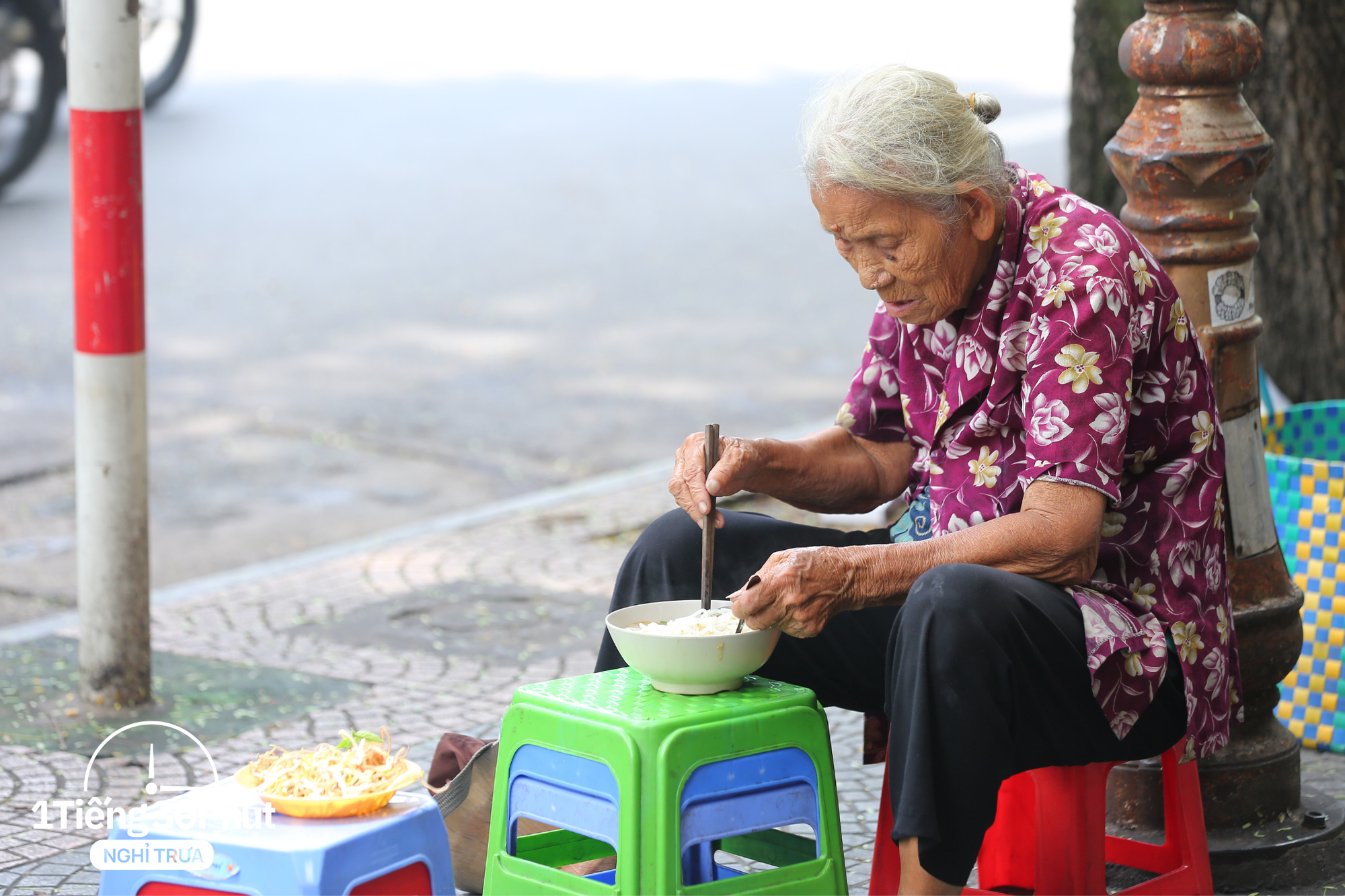 &quot;Căng tin di động&quot; của dân văn phòng giữa trung tâm quận 1, mỗi ngày bán 1 loại bún khác nhau, khách tới ăn phải nhớ quy tắc &quot;15 phút phải đứng dậy một lần&quot; - Ảnh 13.