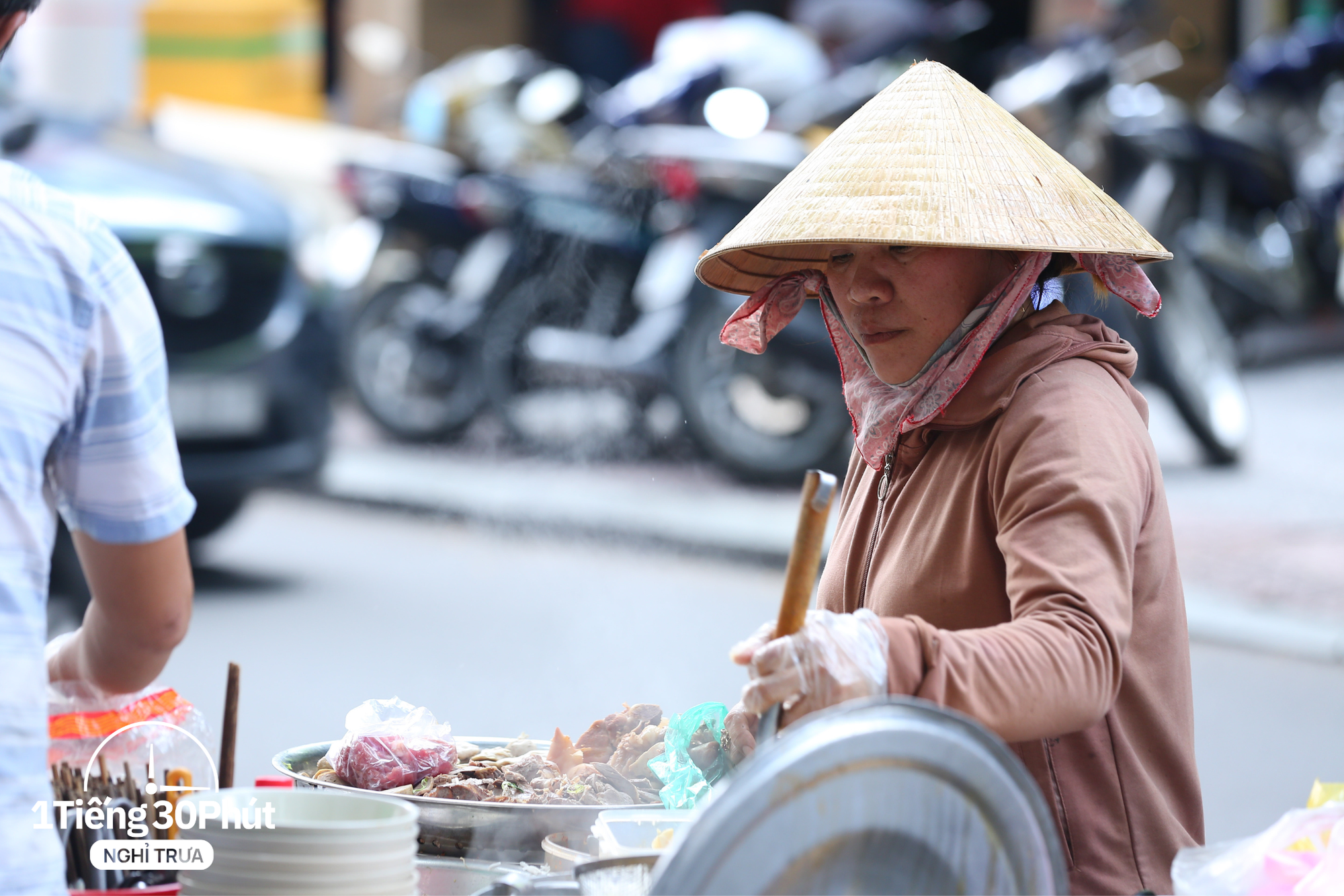 &quot;Căng tin di động&quot; của dân văn phòng giữa trung tâm quận 1, mỗi ngày bán 1 loại bún khác nhau, khách tới ăn phải nhớ quy tắc &quot;15 phút phải đứng dậy một lần&quot; - Ảnh 4.