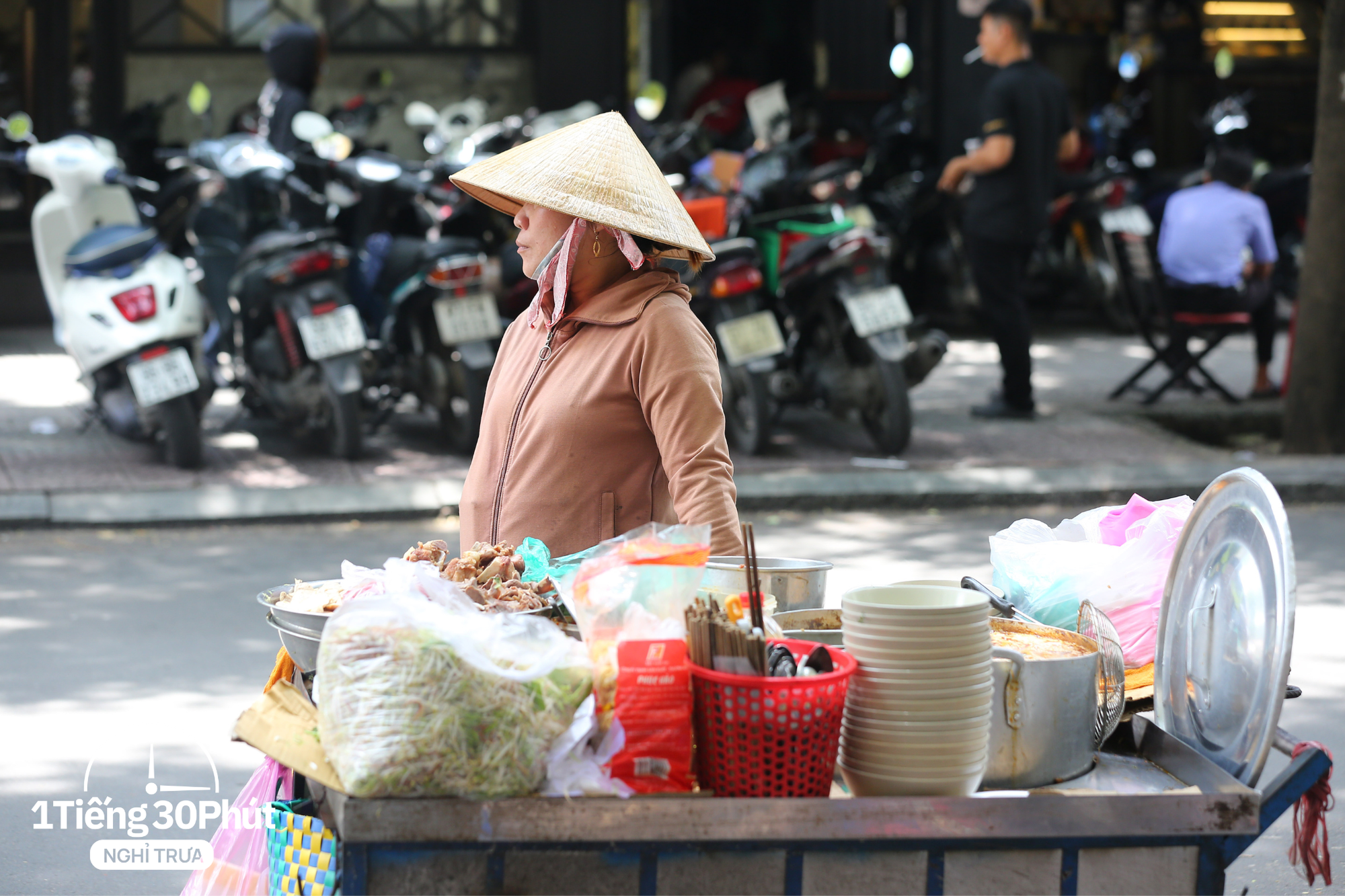 &quot;Căng tin di động&quot; của dân văn phòng giữa trung tâm quận 1, mỗi ngày bán 1 loại bún khác nhau, khách tới ăn phải nhớ quy tắc &quot;15 phút phải đứng dậy một lần&quot; - Ảnh 2.