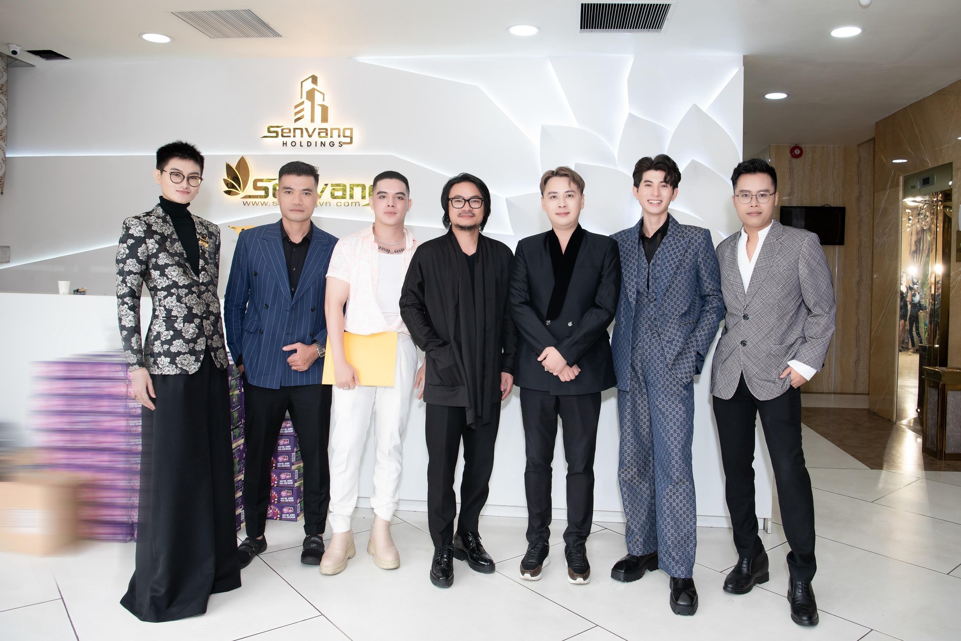 Hoa hậu Thùy Tiên choáng ngợp trước loạt tác phẩm trang phục dân tộc của Miss Grand Vietnam 2022 - Ảnh 1. Hoa hậu Thùy Tiên choáng ngợp trước loạt tác phẩm trang phục dân tộc của Miss Grand Vietnam 2022 - Ảnh 1.