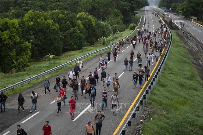 Đoàn người di cư mới bắt đầu hành trình đi bộ 300 km từ miền Nam Mexico tới Mỹ - Ảnh 1.