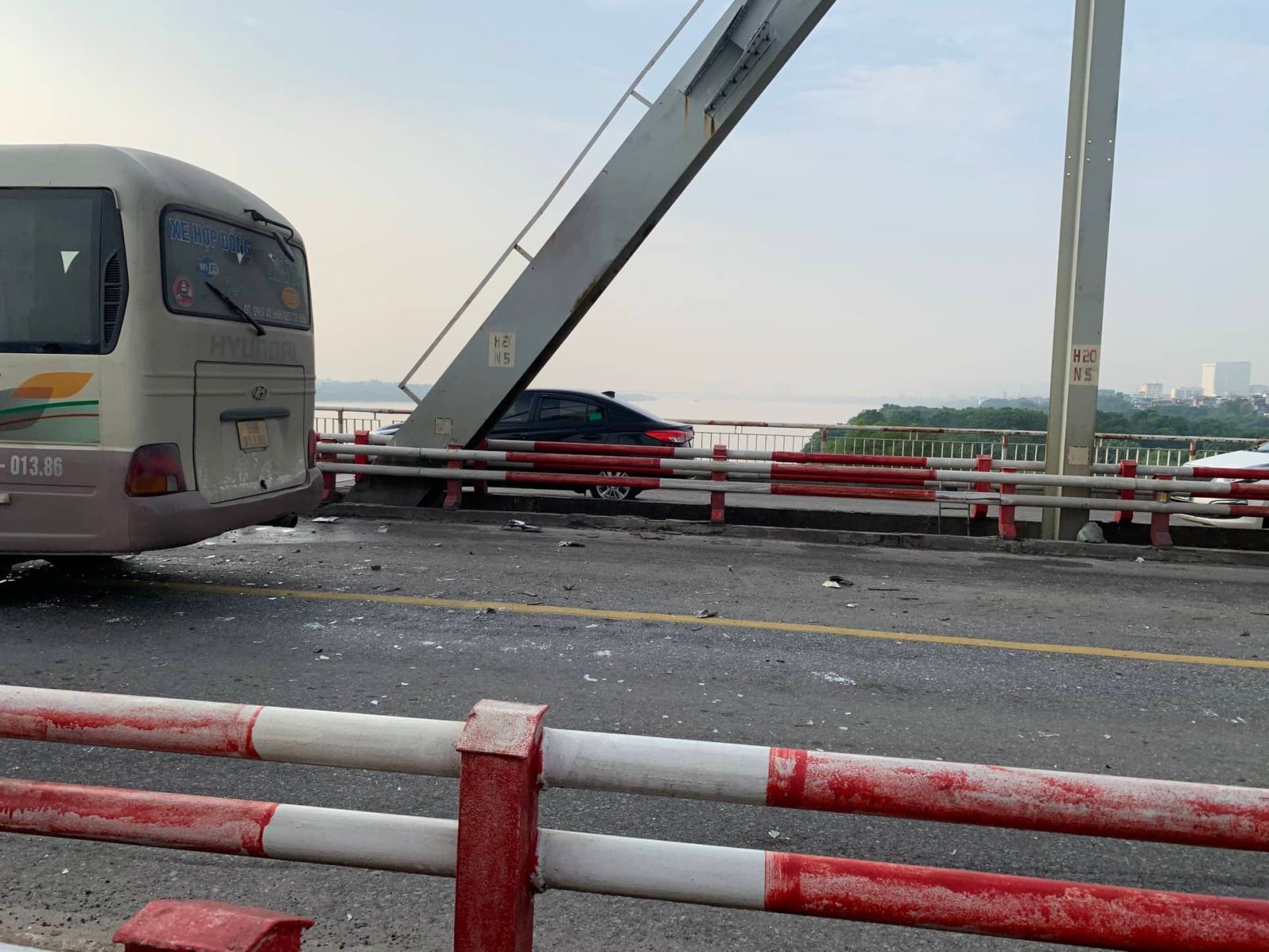 Hà Nội: Tai nạn giao thông nghiêm trọng, 5 ô tô đâm nhau trên cầu Chương Dương - Ảnh 1.