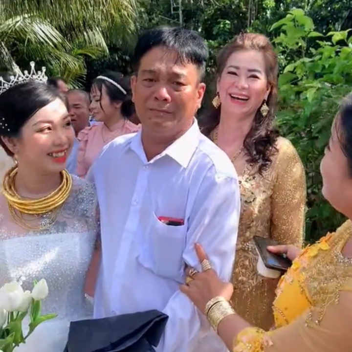 Bố mếu máo khóc trên đường tiễn ‘con gái rượu’ về nhà chồng khiến cả họ bật cười - Ảnh 2. Bố mếu máo khóc trên đường tiễn ‘con gái rượu’ về nhà chồng khiến cả họ bật cười - Ảnh 2.