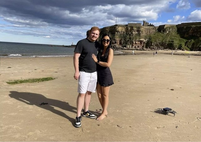 Chàng trai cầu hôn bạn gái với nhẫn cát khổng lồ