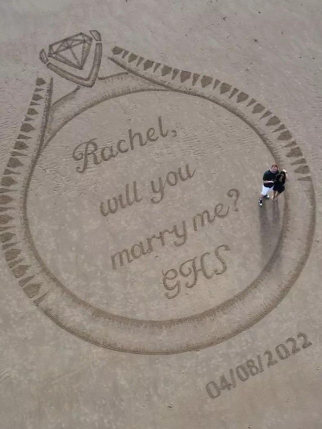 Chàng trai cầu hôn bạn gái với nhẫn cát khổng lồ