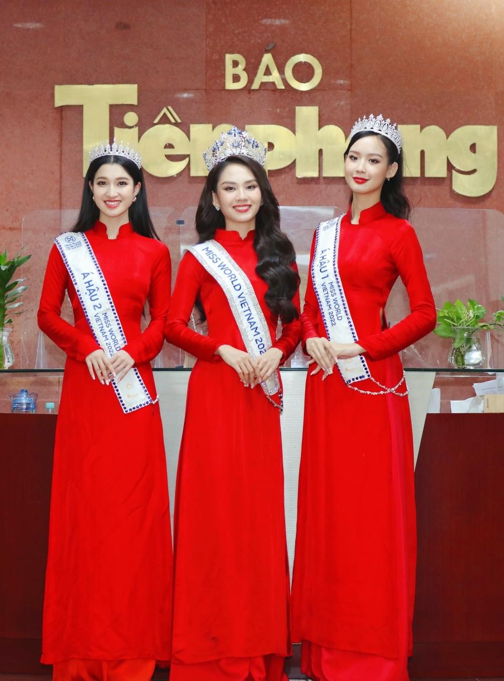 Ngắm nhan sắc rực rỡ của Top 3 Miss World Vietnam 2022 trong tà áo dài đỏ