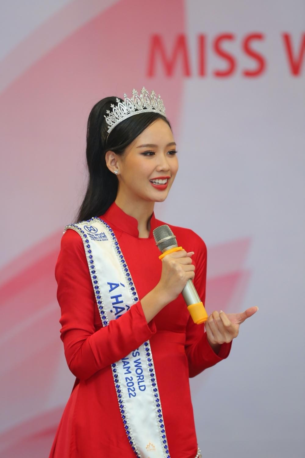 Ngắm nhan sắc rực rỡ của Top 3 Miss World Vietnam 2022 trong tà áo dài đỏ