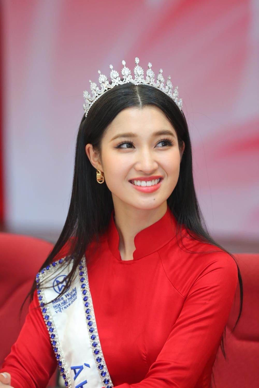 Ngắm nhan sắc rực rỡ của Top 3 Miss World Vietnam 2022 trong tà áo dài đỏ