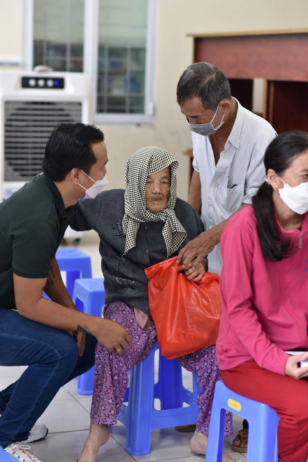 Biên Hòa: Ấm lòng 500 bà con nghèo đi khám bệnh miễn phí, nhận thuốc “0 đồng” - Ảnh 4.
